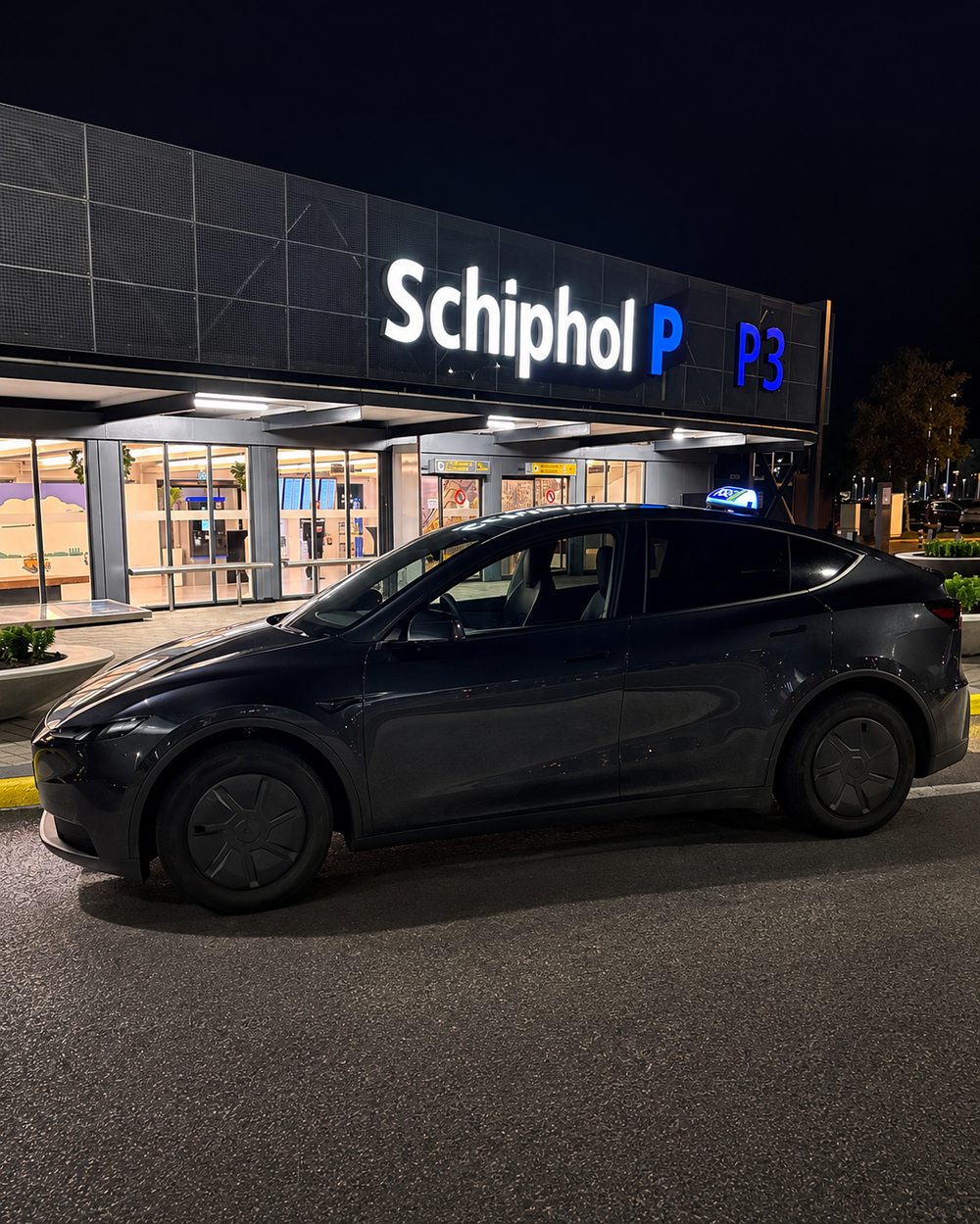 Tesla Model Y van Taxi Jelle bij Schiphol